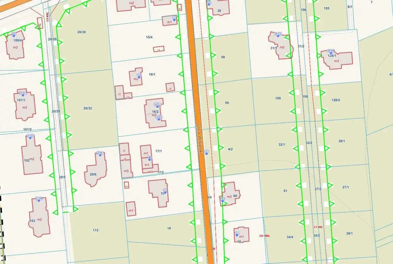 Mapa ewidencyjna działek pod Warszawą, z zaznaczonymi numerami działek i ich powierzchniami. Widoczne budynki i ulica Wiśniewki.