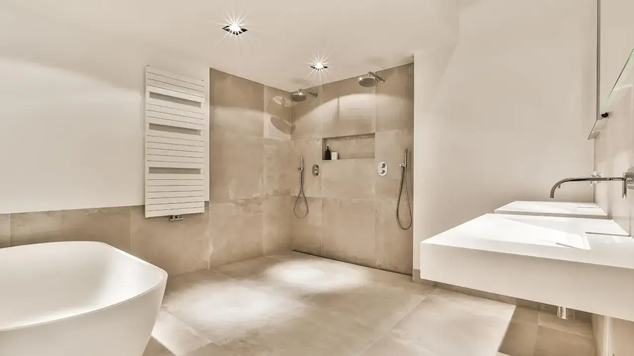 Bagno moderno con vasca, doppio lavabo e doccia walk-in. Gli svantaggi di una doccia walk-in includono la dispersione di calore e la possibile allagamento.