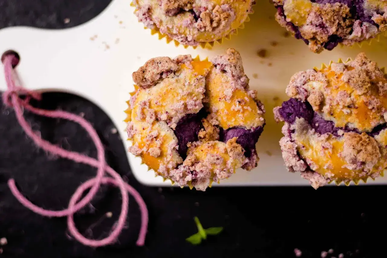 Pyszne muffinki dla dzieci z jagodami i kruszonką, idealne na podwieczorek.