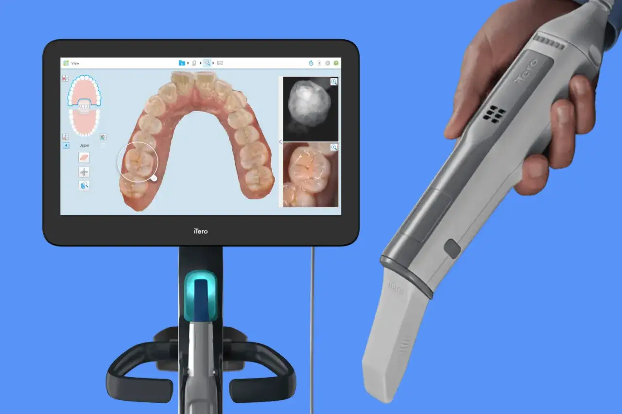 Pantalla muestra escaneo dental 3D, explicando como funcionan los alineadores invisibles. Un escáner iTero en mano.
