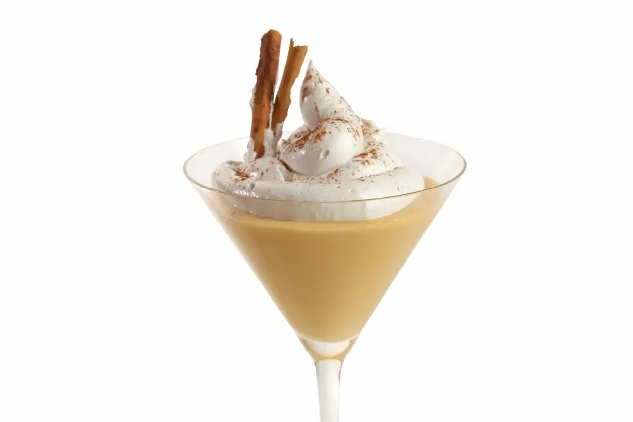 Delicioso suspiro limeño peruano en copa, coronado con merengue y canela.