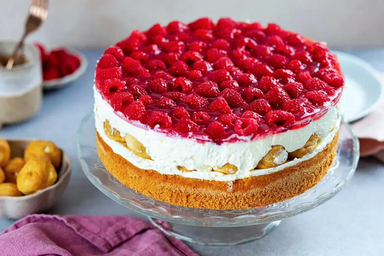 Ein k&ouml;stliches Windbeuteltorte Rezept mit frischen Himbeeren und Sahne. Perfekt f&uuml;r jeden Anlass!
