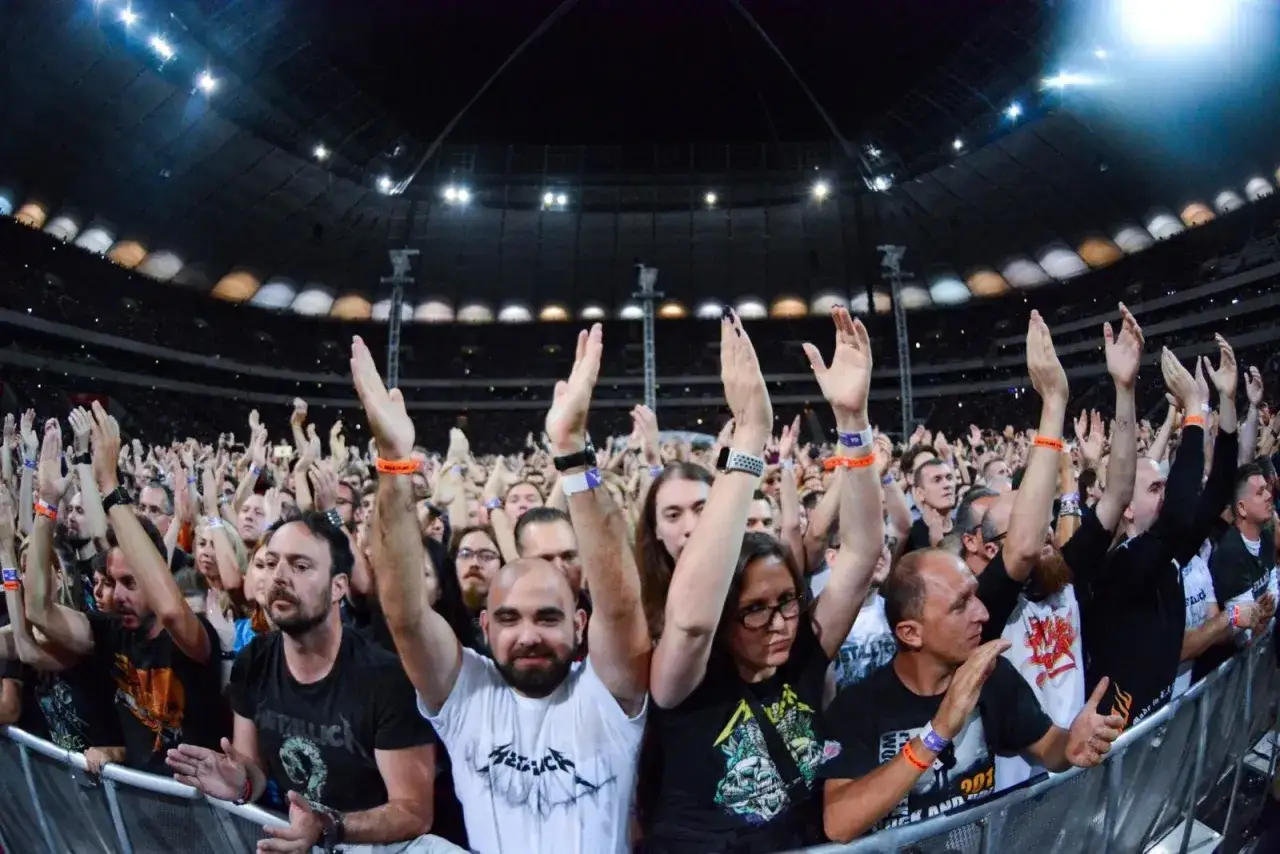 Tłum na koncercie, ręce w górze, jakby spełniał się **Metallica sen o Warszawie**.