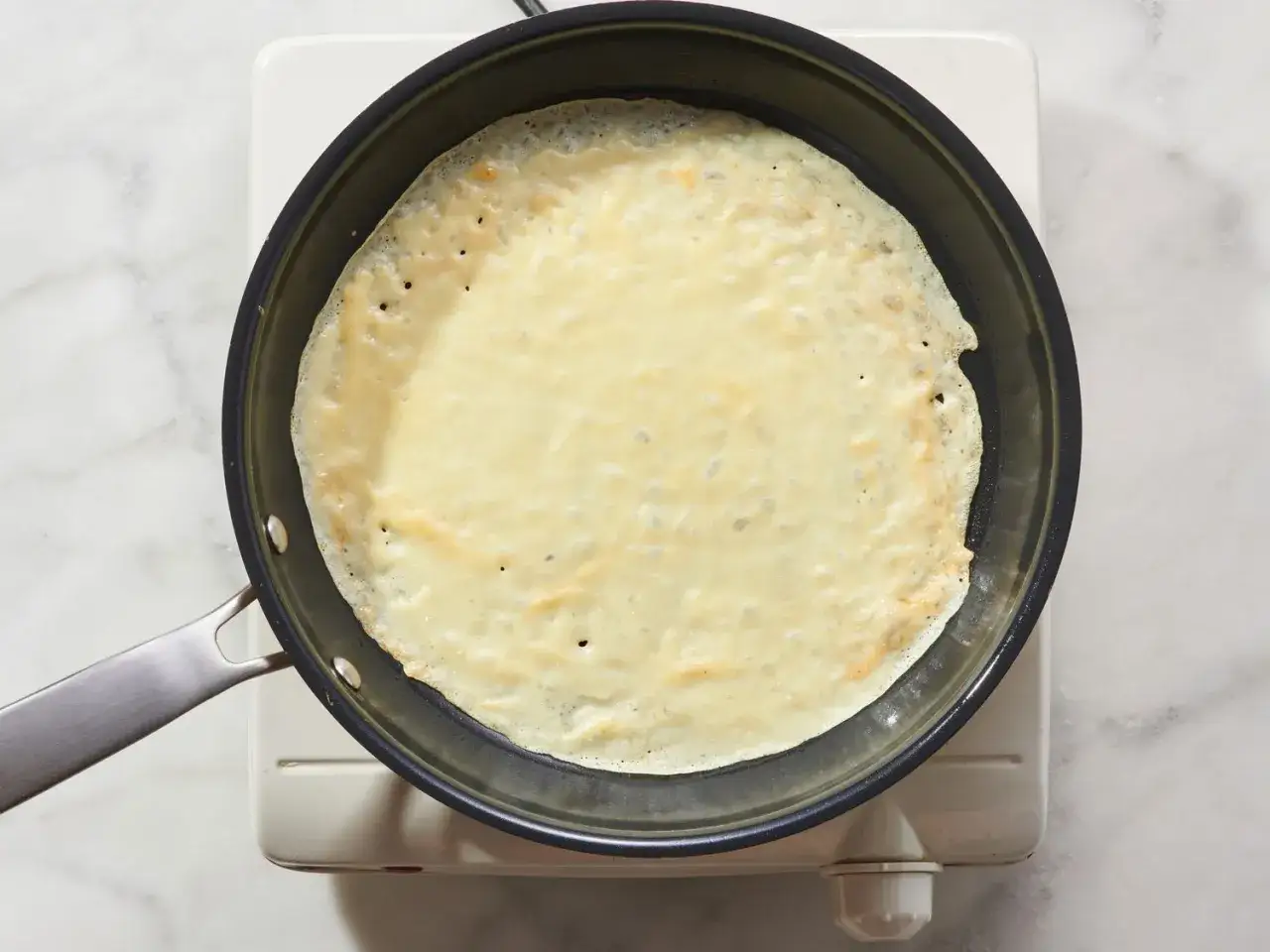 Crepes sin huevo dorándose en sartén. Perfectos para un desayuno o postre ligero.