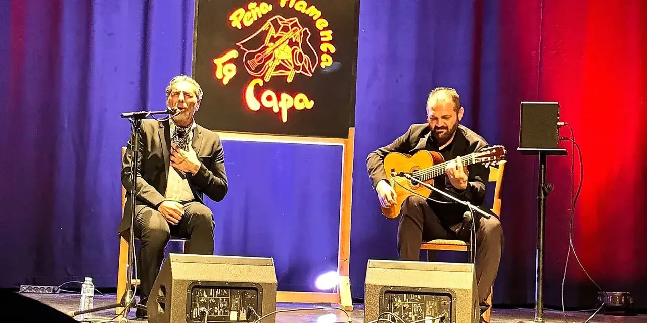 Un cantaor y un guitarrista flamenco act&uacute;an en el escenario de la Pe&ntilde;a Flamenca La Granaina.