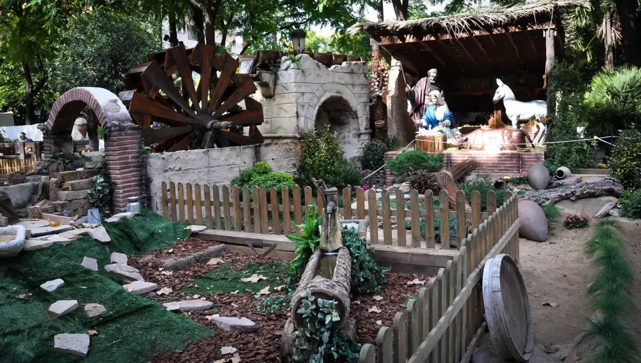 Escena del bel&eacute;n de X&agrave;tiva con noria, fuente y figuras del Nacimiento.