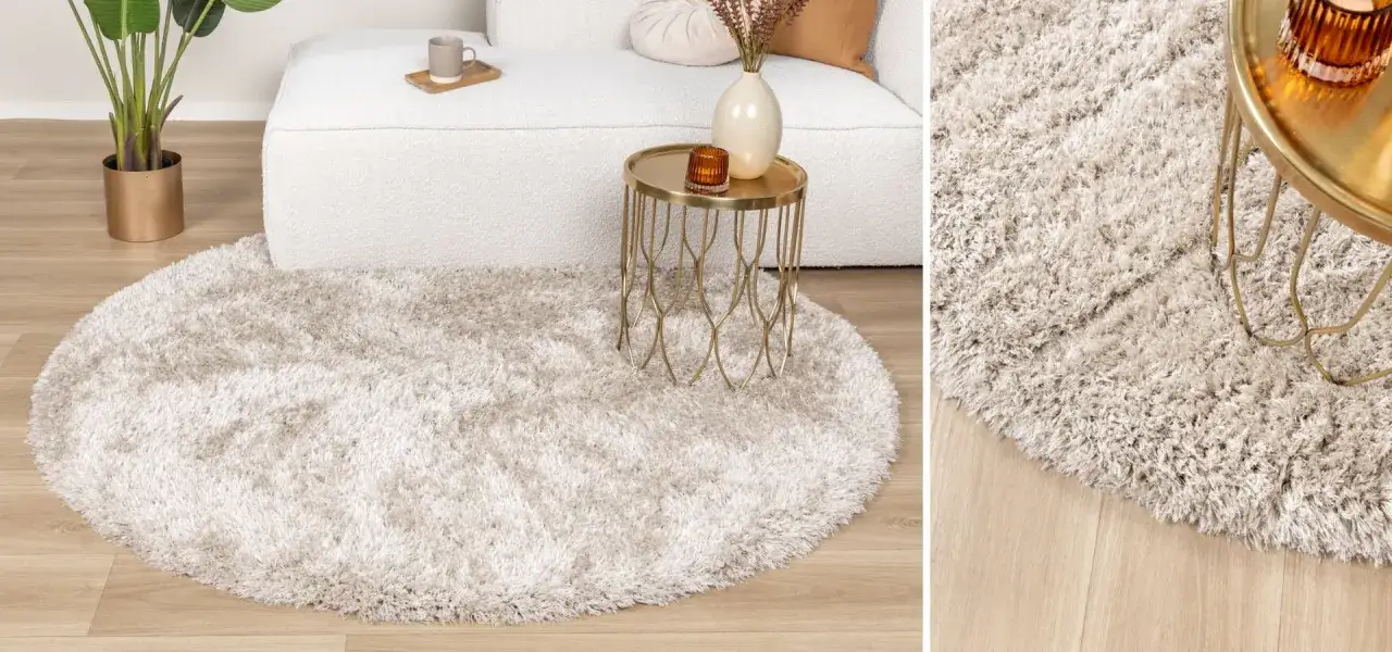 Ein runder, beiger Hochflorteppich liegt auf einem Holzboden. Mit ein paar einfachen Handgriffen l&auml;sst sich der **teppich wieder flauschig machen**.