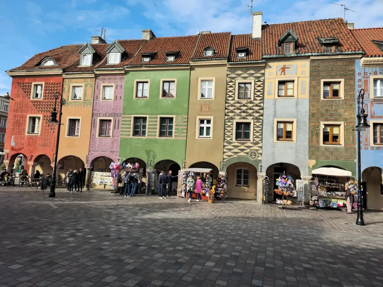 Rynek Ostrów Wielkopolski kolorowe kamienice