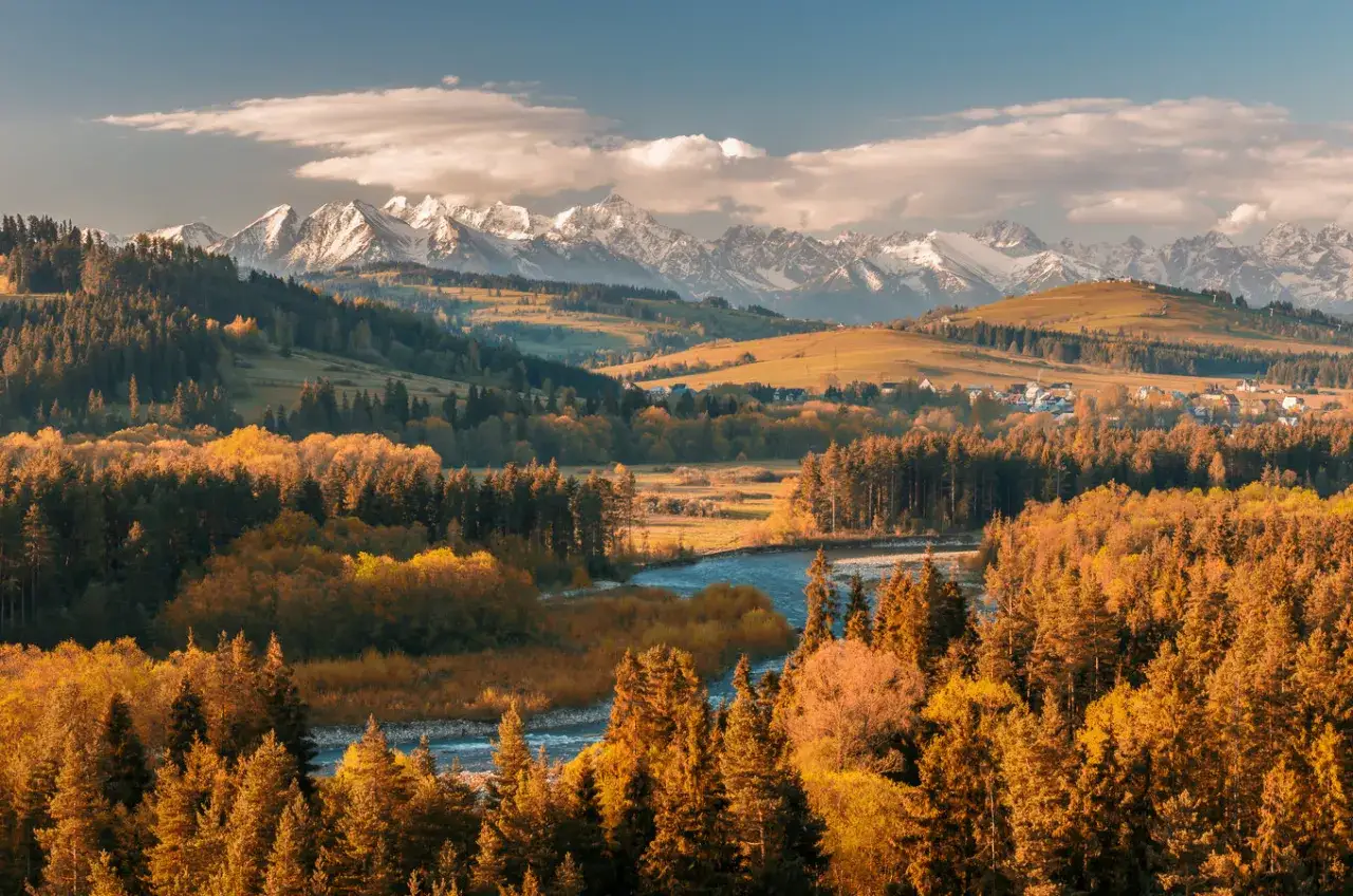 Malowniczy widok na Tatry, rzekę i jesienne lasy. Idealne miejsce na letnie atrakcje w Białce Tatrzańskiej.