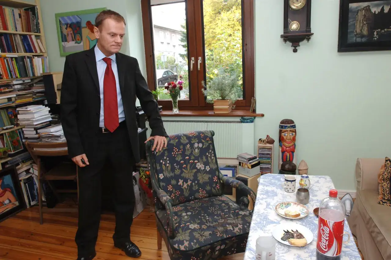 Donald Tusk w swoim gabinecie, otoczony książkami i pamiątkami. Widać tu fragment jego codzienności, jak mieszka Tusk.