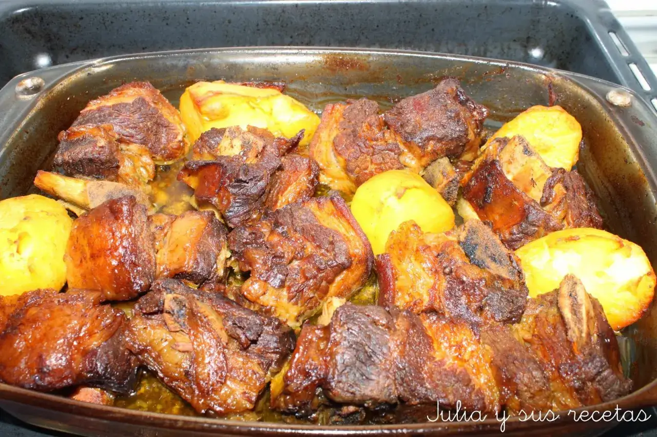 Falda de ternera al horno con patatas doradas, jugosa y lista para disfrutar.