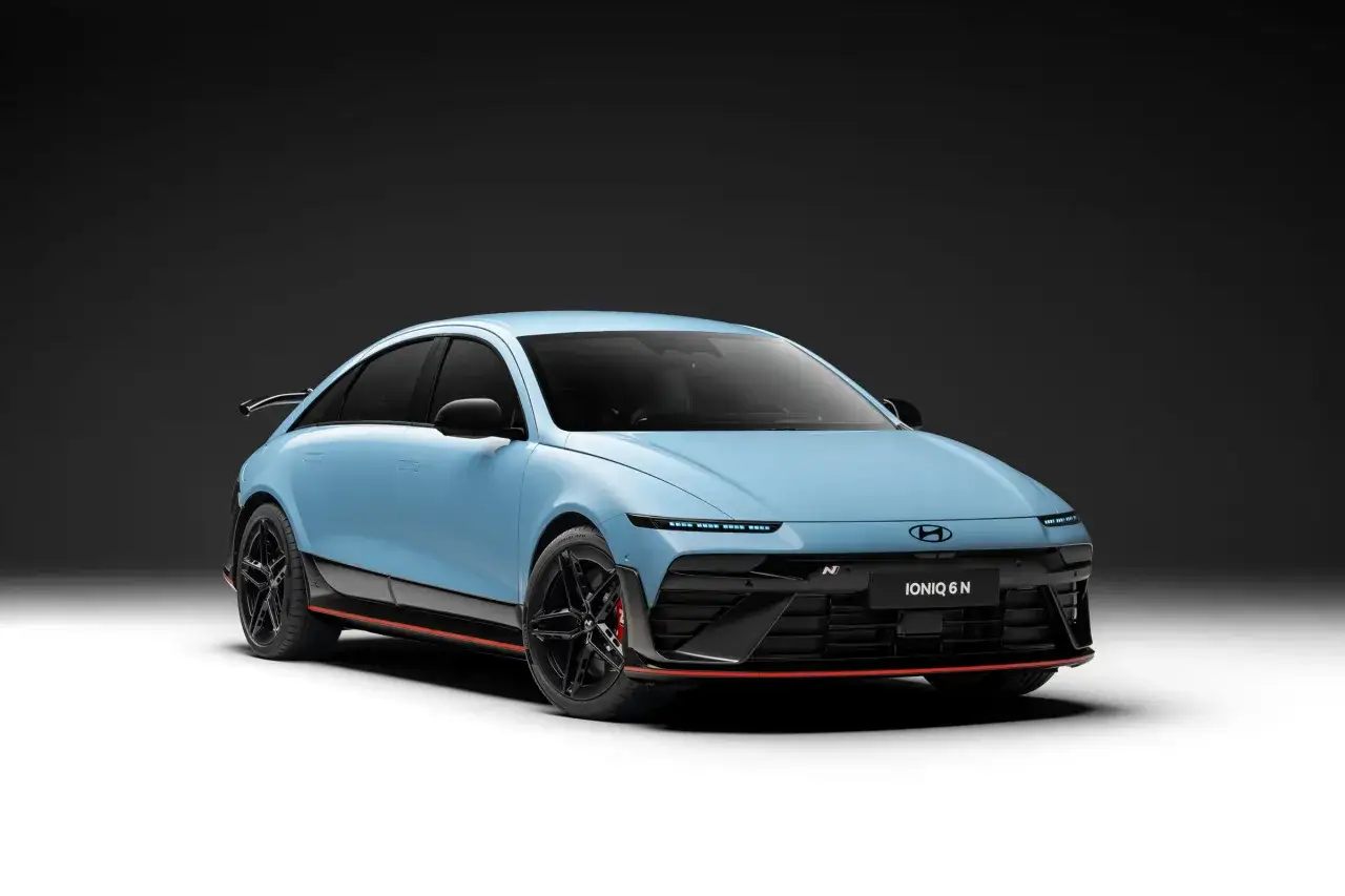 Niebieski Hyundai IONIQ 6 N z czarnymi felgami i czerwonymi akcentami, gotowy do podboju dróg.