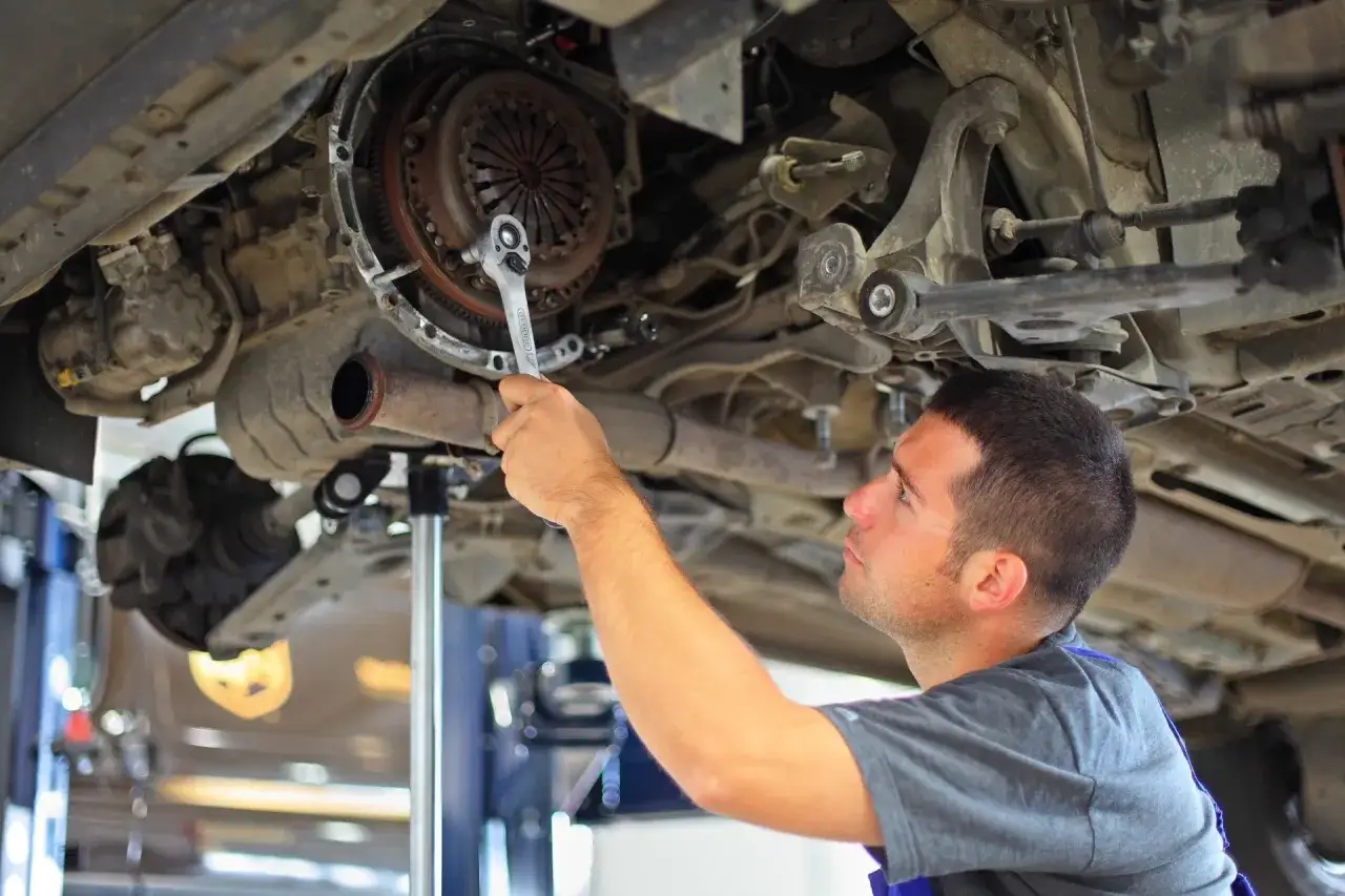 Mechanik naprawia sprzęgło, by uniknąć problemów z jazdą na półsprzęgle.
