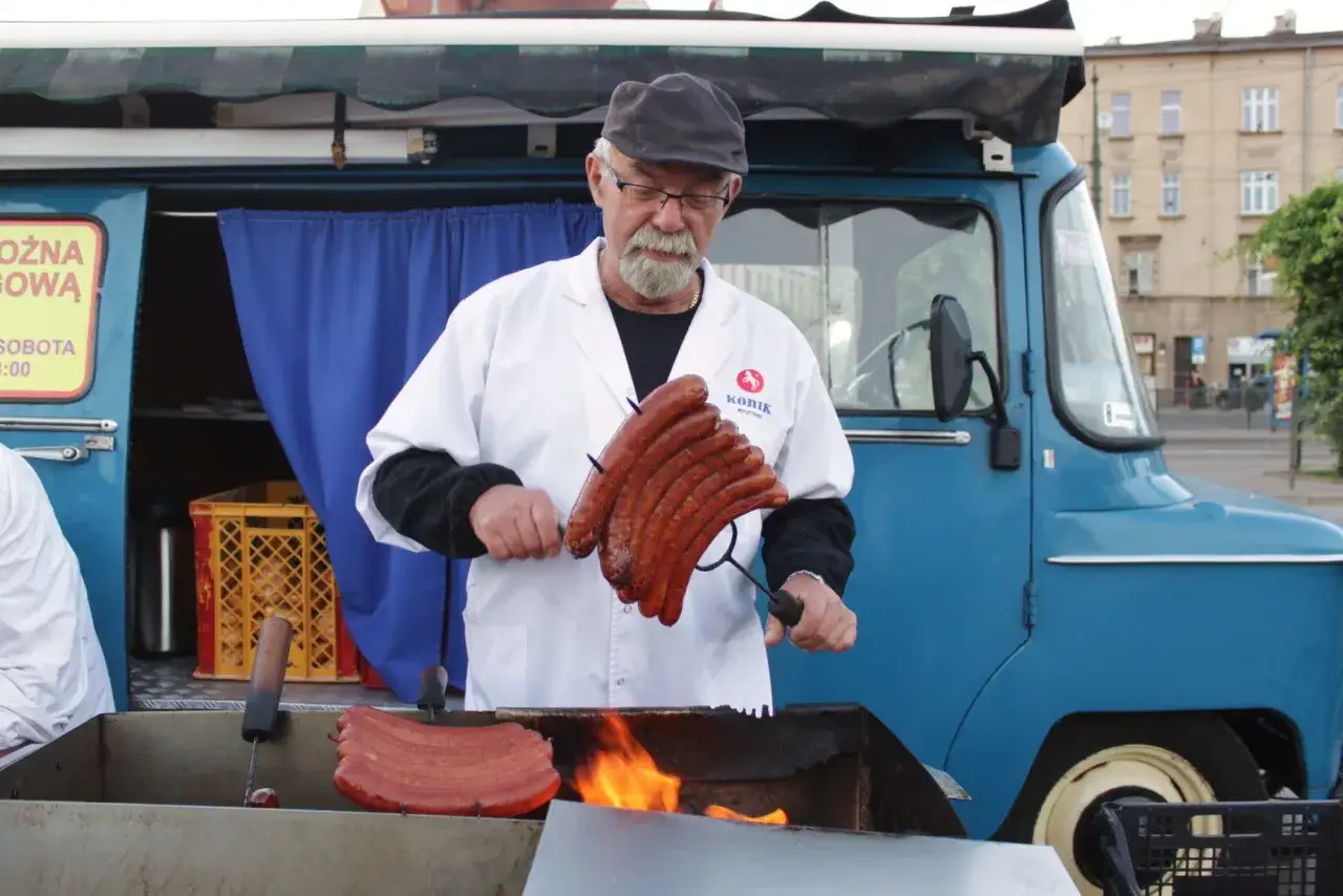 Kolejka do kiełbasek z Nyski Krak&oacute;w