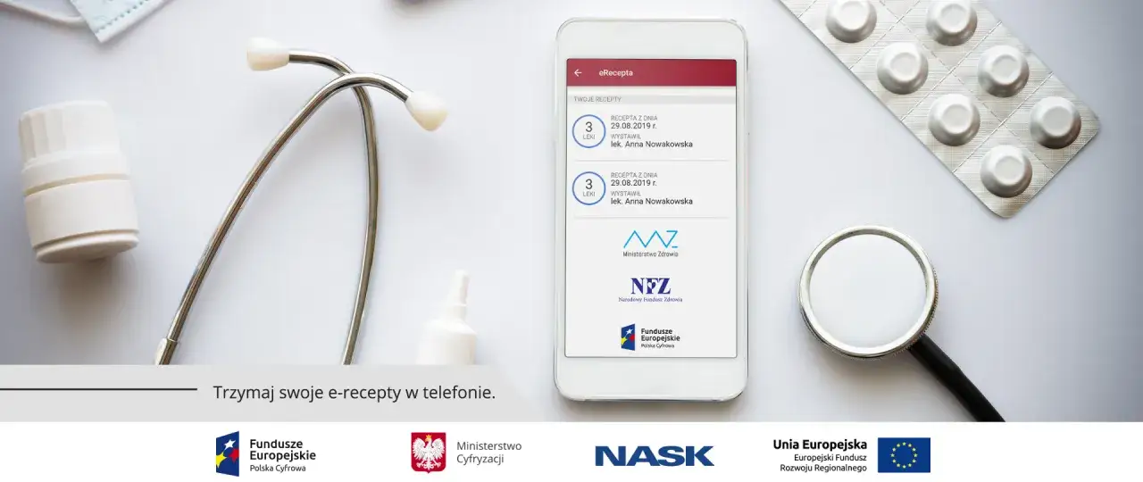 Senior korzystający z e-recepty na telefonie