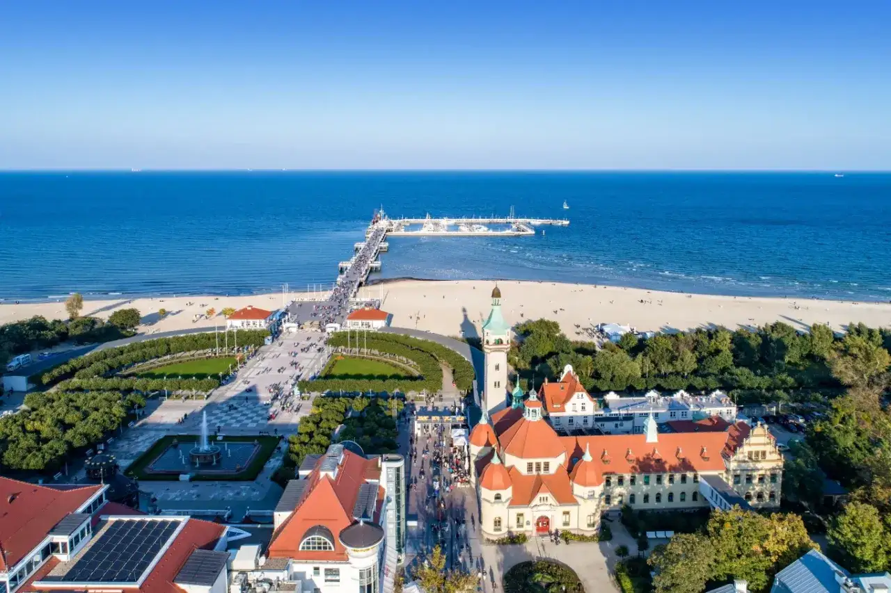 Sopot z molo i plażą, idealny dla senior&oacute;w. Miasta przyjazne seniorom oferują takie widoki i spok&oacute;j.