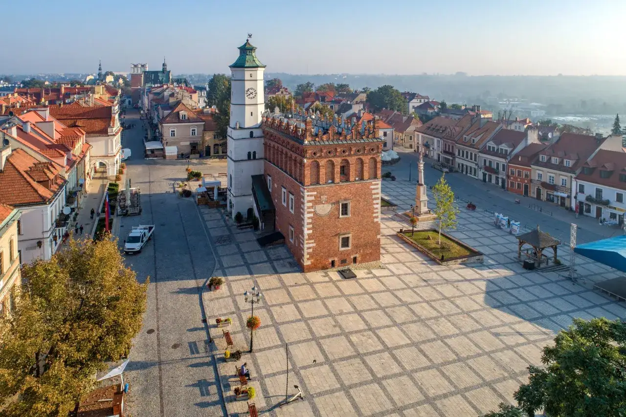Rynek w Sandomierzu, idealne miejsce na jednodniową wycieczkę. Atrakcje 100 km od Sandomierza, w tym urokliwe kamienice i zabytkowy ratusz.