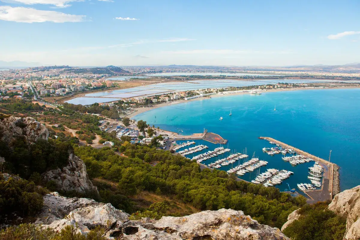 Vista panoramica di Cagliari con il porto turistico e le saline, che ricordano la **sella del diavolo** per la sua forma.