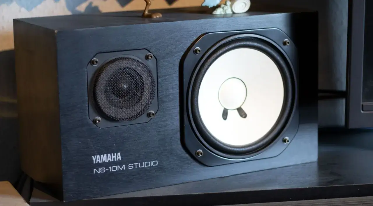 Nahaufnahme eines schwarzen Yamaha NS-10M Studio Monitors mit weißem Konus.