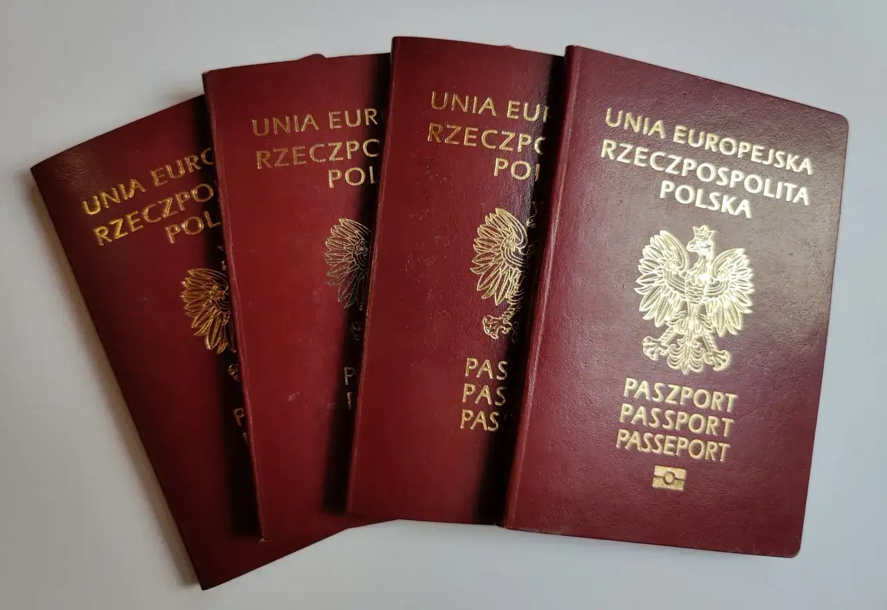 Cztery polskie paszporty gotowe do podróży do Turcji na dowód.