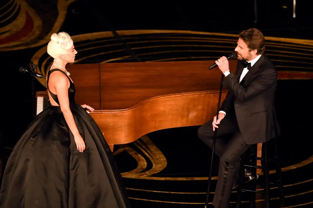 Lady Gaga w czarnej sukni i Bradley Cooper przy fortepianie. Ich występ na scenie był pełen emocji, a **shallow tekst** podkreślał głębię ich talentu.