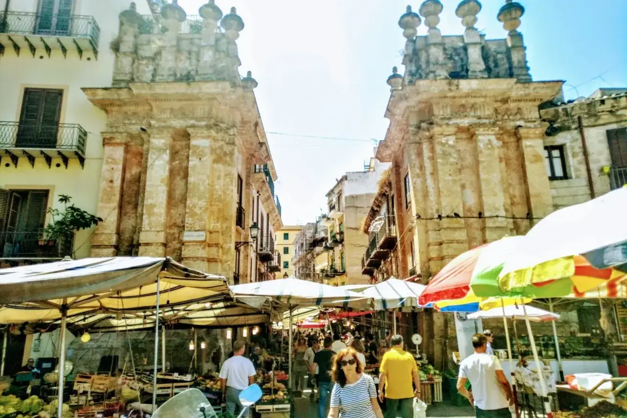 Mercato vivace a Palermo, tra bancarelle colorate e antiche architetture. Un'ottima idea per le cose da fare a Palermo.