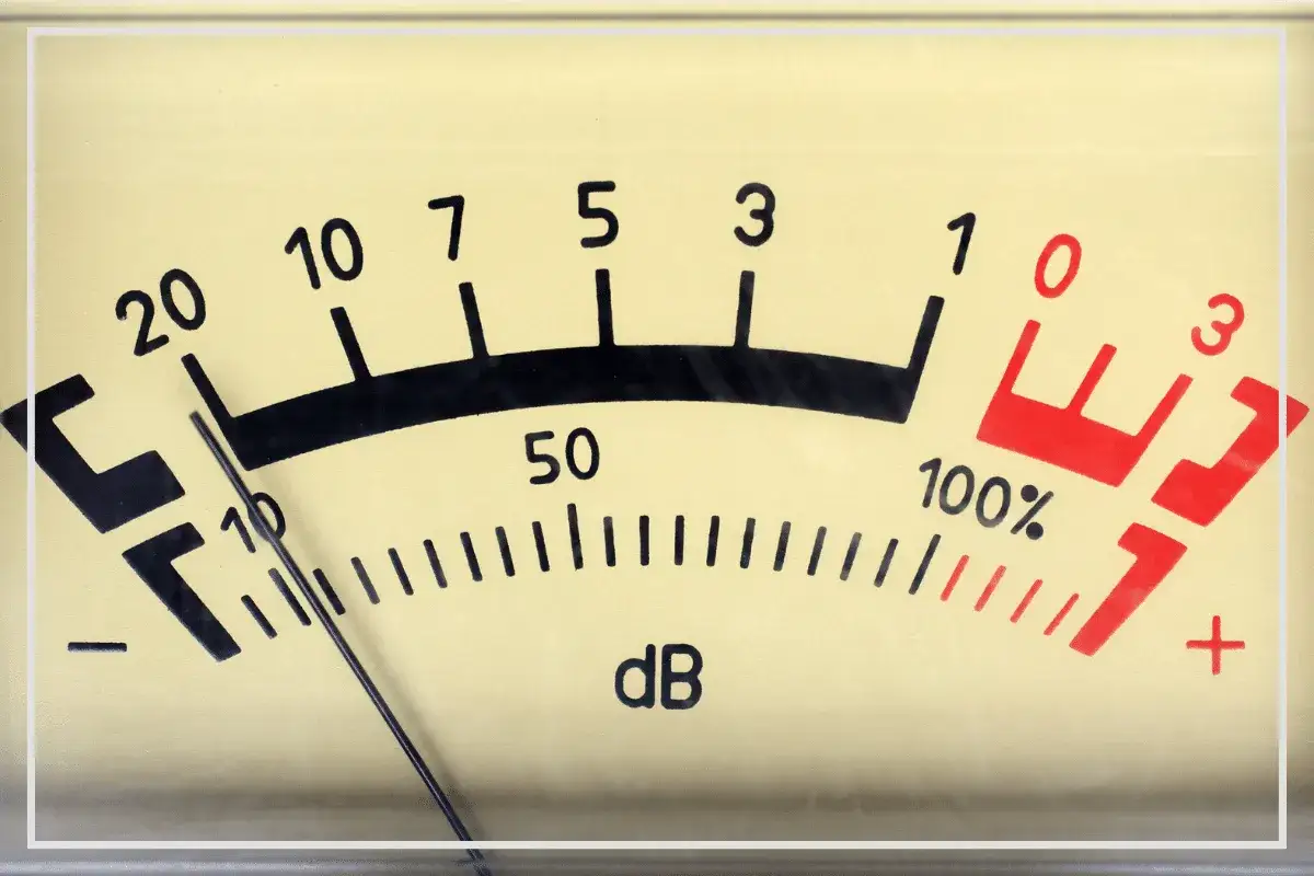 Cadran analogique pour mesure decibel, avec une aiguille pointant vers 20.