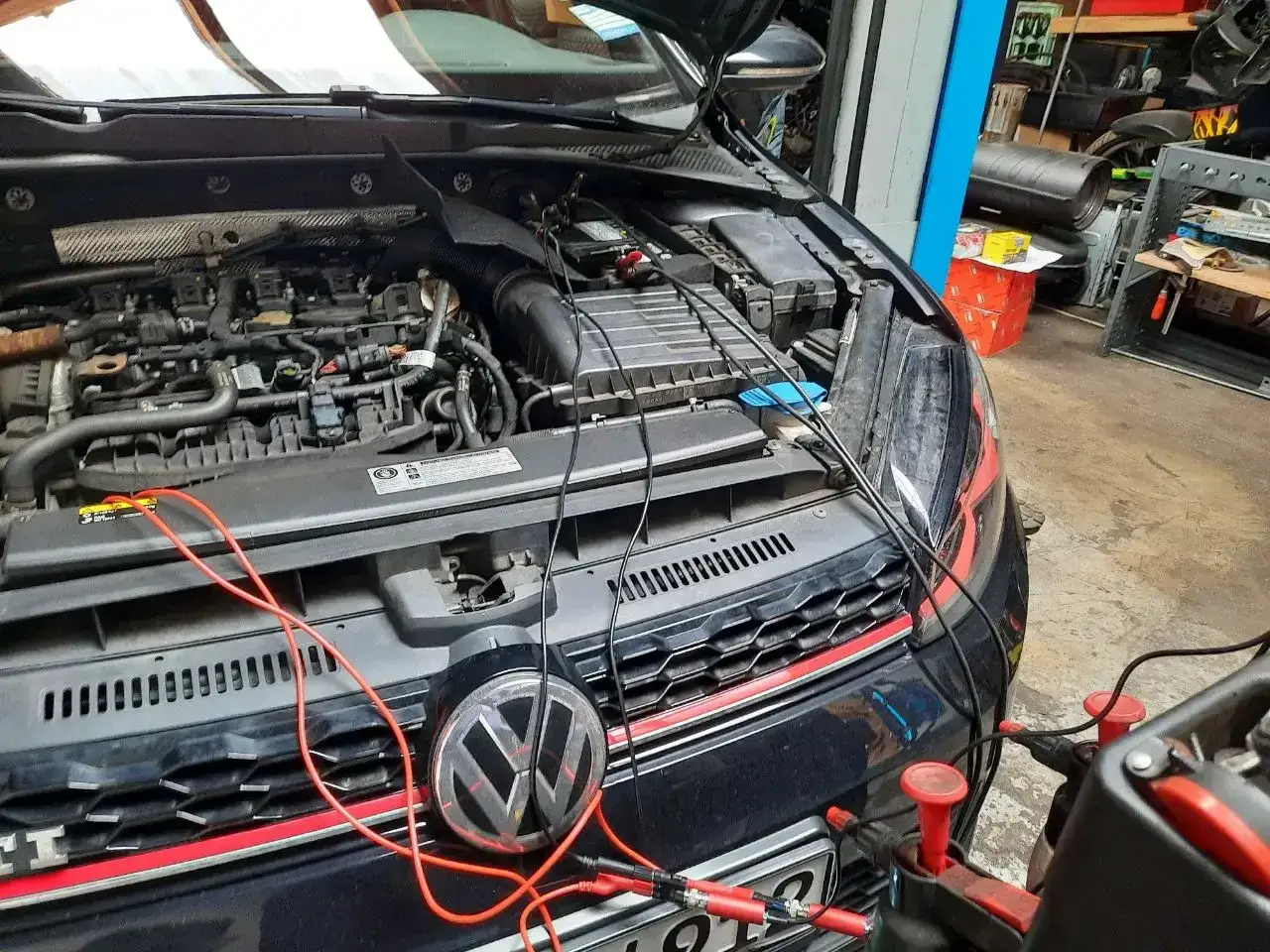 Motorraum eines Autos mit angeschlossenen Messgeräten. Mögliche drosselklappe defekt symptome werden hier diagnostiziert.