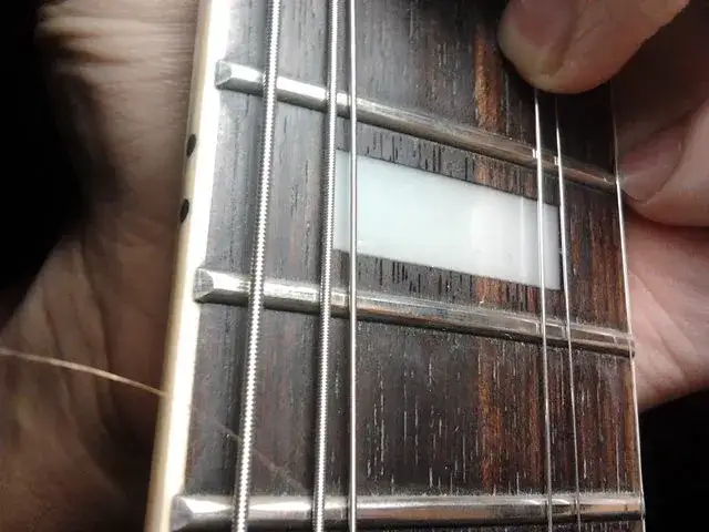 zużyte struny gitara elektryczna vs nowe, rdza na strunach gitary