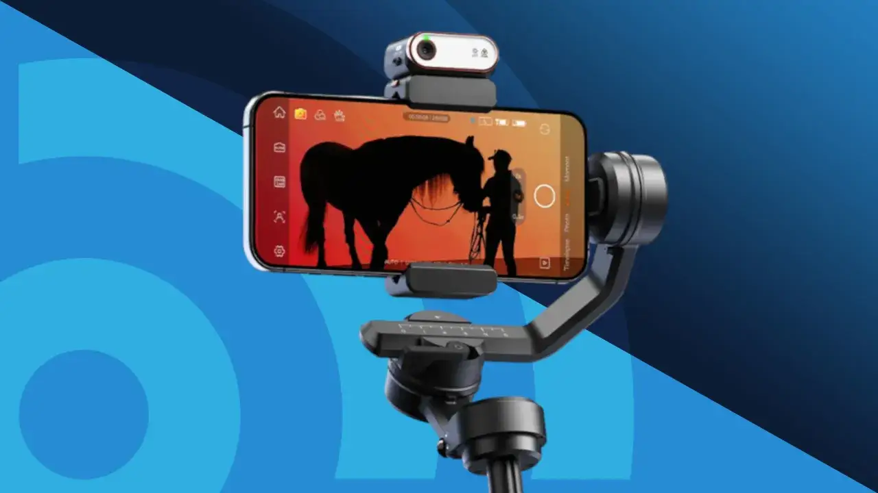 Nowoczesne gimbale stabilizują smartfon, na którym widać sylwetkę jeźdźca i konia na tle zachodzącego słońca.