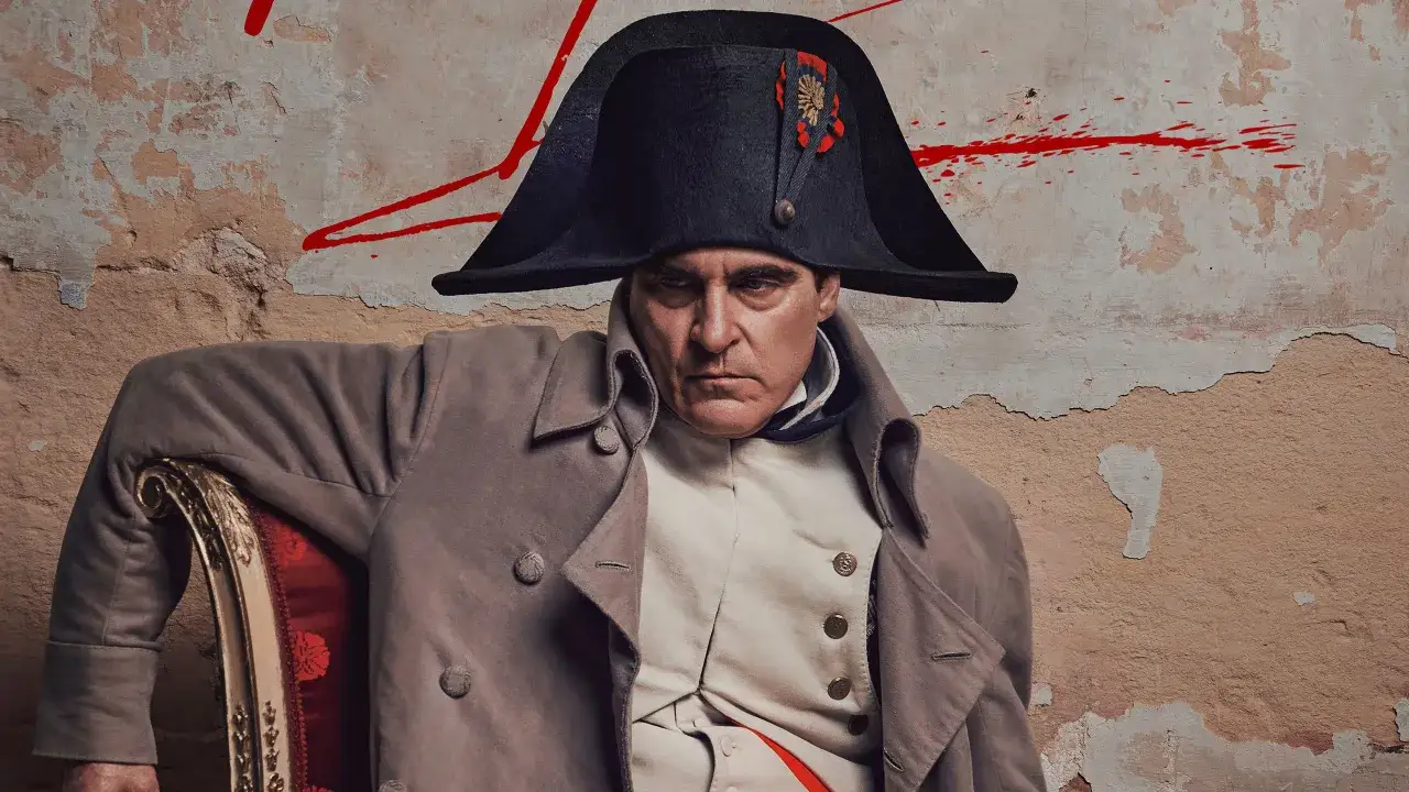 Joaquin Phoenix als Napoleon, bereit für den napoleon film stream. Blutspuren an der Wand deuten auf eine turbulente Geschichte hin.