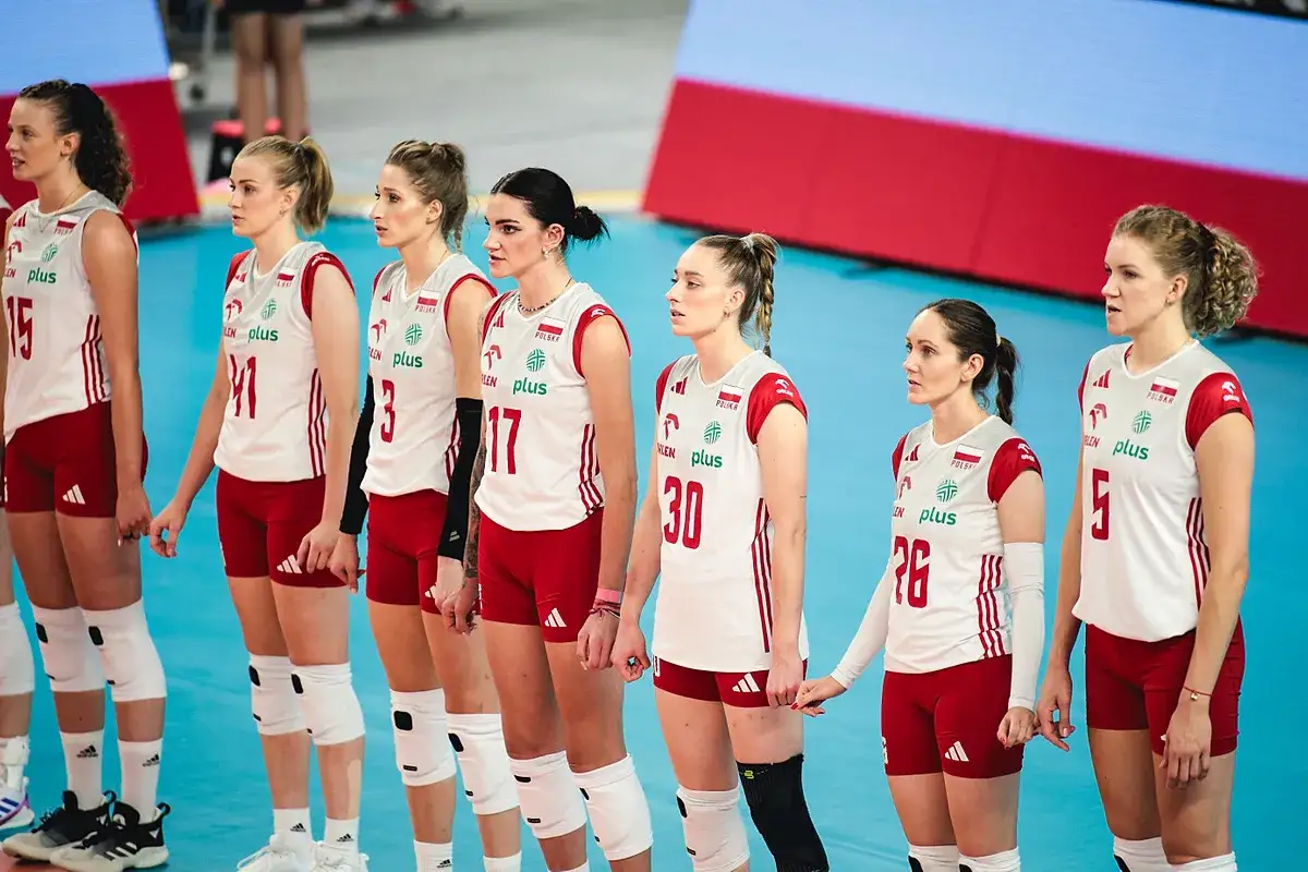 Siatkarki polskie: numer 15, 11, 3, 17, 30, 26, 5. Reprezentacja Polski w siatk&oacute;wce kobiet gotowa do gry.