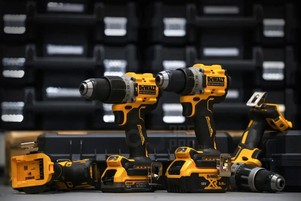 Kilka wkrętarek DeWalt, w tym najmocniejsza wkrętarka DeWalt, gotowych do pracy.