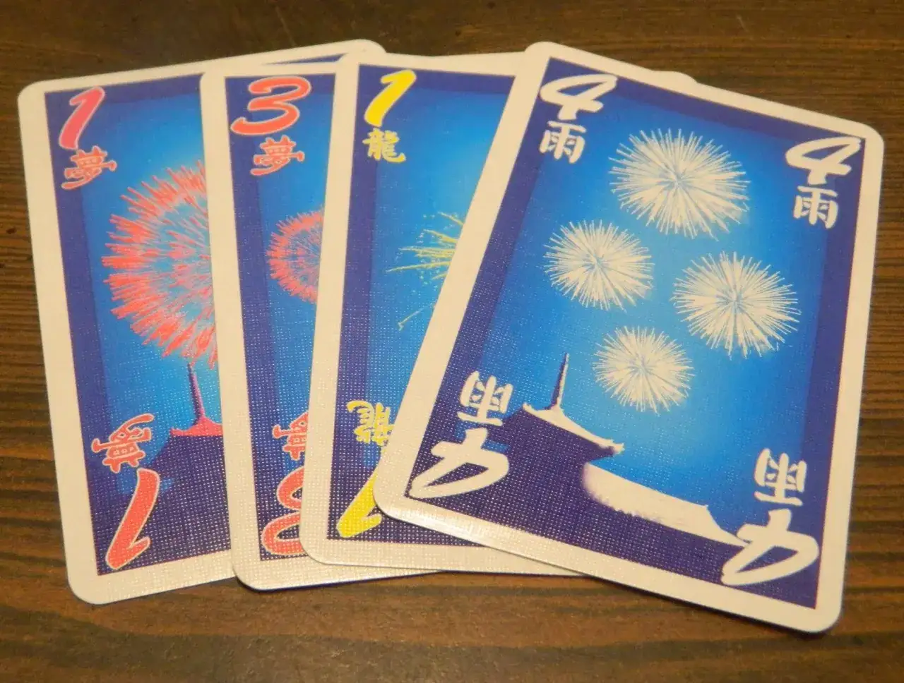 Karty do gry z motywem hanabi: fajerwerki i pagody. Numery 1, 3, 1, 4.