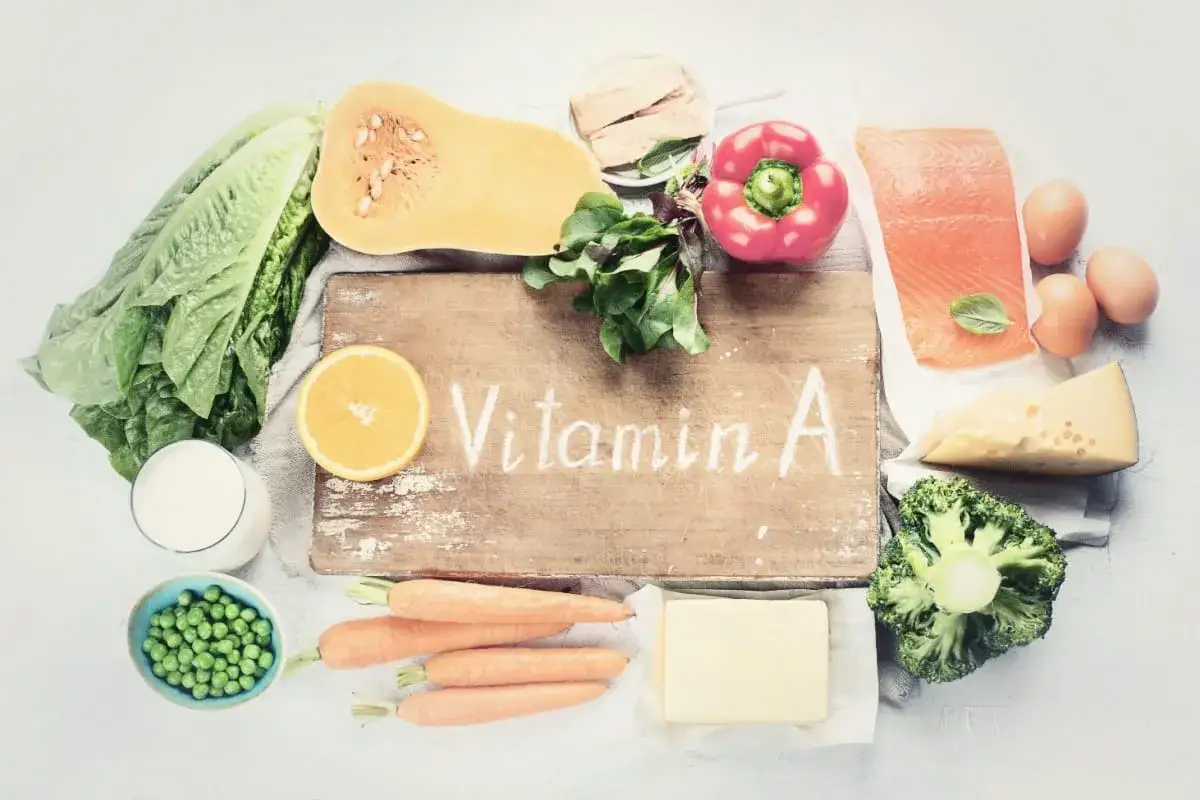 En mängd livsmedel rika på vitamin A: morötter, spenat, lax, ägg, ost, smör, broccoli, pumpa, apelsin, mjölk och ärter.