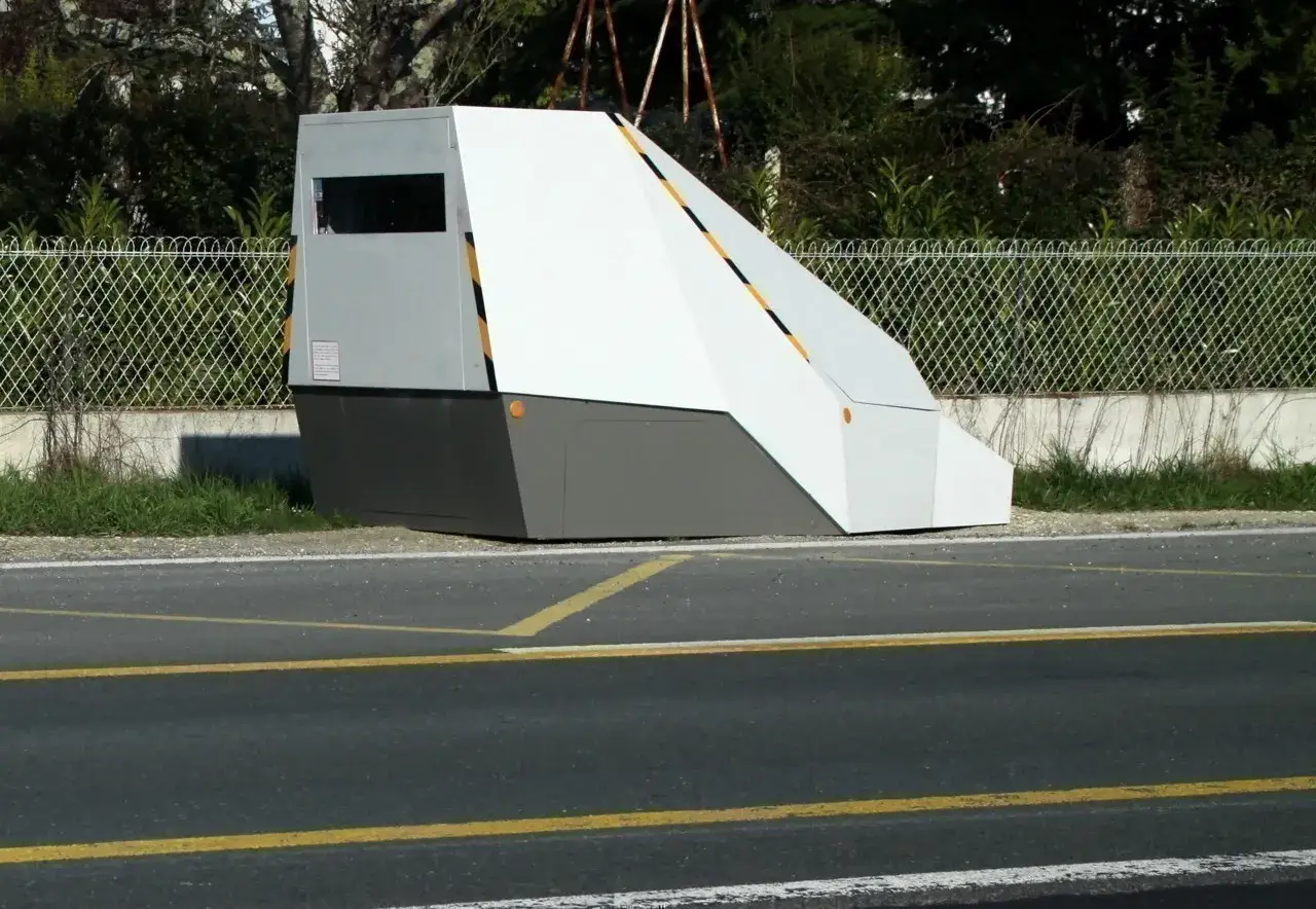 Un nouveau radar camera, discret et moderne, surveille la route.