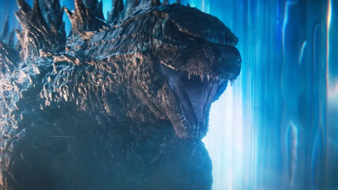 Godzilla, en del av monarch legacy of monsters, med öppen mun och synliga tänder, mot en blå, ljus bakgrund.