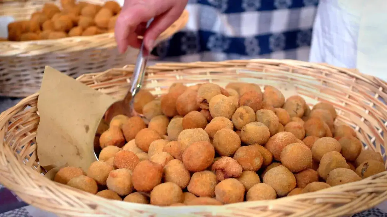 Cesto di olive fritte, un'ottima opzione per un km zero menù.