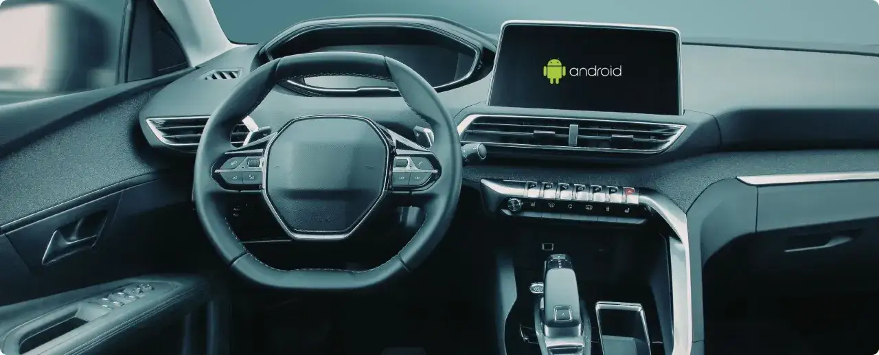 Wnętrze samochodu z ekranem wyświetlającym logo Android. Dowiedz się, jak zaktualizować Android Auto, aby cieszyć się najnowszymi funkcjami.
