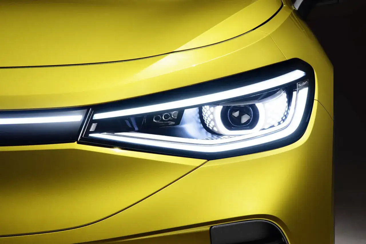 Faro anteriore di un'auto gialla, con luci a LED e la scritta IQ.LIGHT. Un dettaglio che rispetta l'art. 152 CDS.