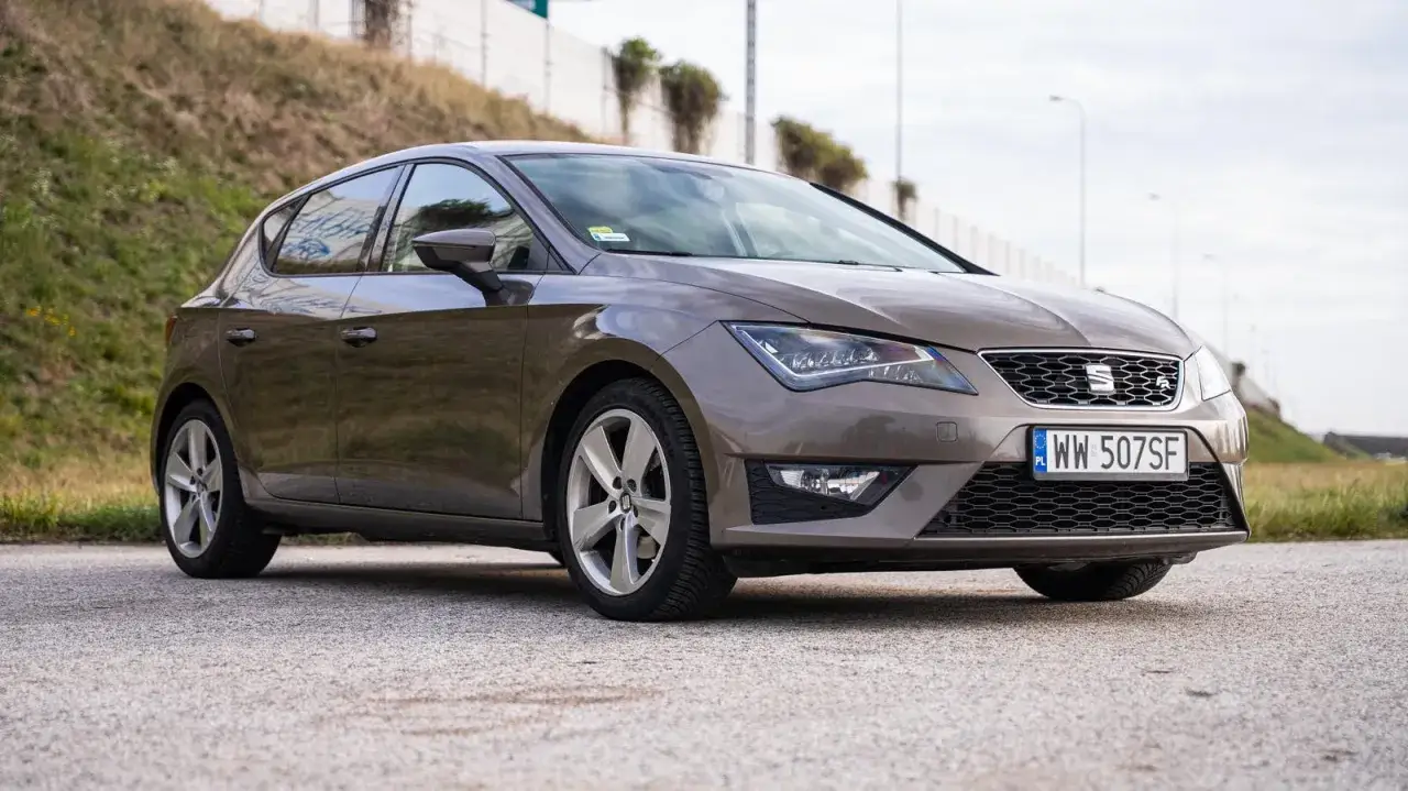 Brązowy Seat Leon 1 gotowy do jazdy po miejskich ulicach.