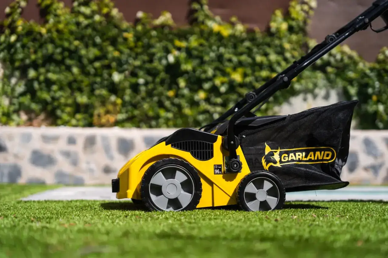 M&aacute;quina amarilla para airear el c&eacute;sped fibrilado, lista para dejarlo impecable.