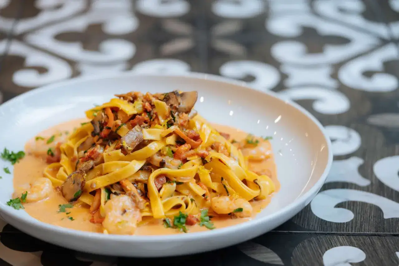 Assiette de p&acirc;tes aux crevettes et champignons, napp&eacute;es d'une sauce cr&eacute;meuse. Un d&eacute;lice de p&acirc;tes au homard revisit&eacute;.