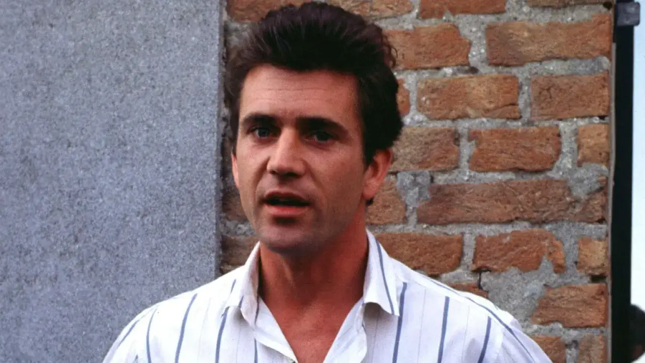 Mel Gibson w koszuli w paski, jak z jego filmów.