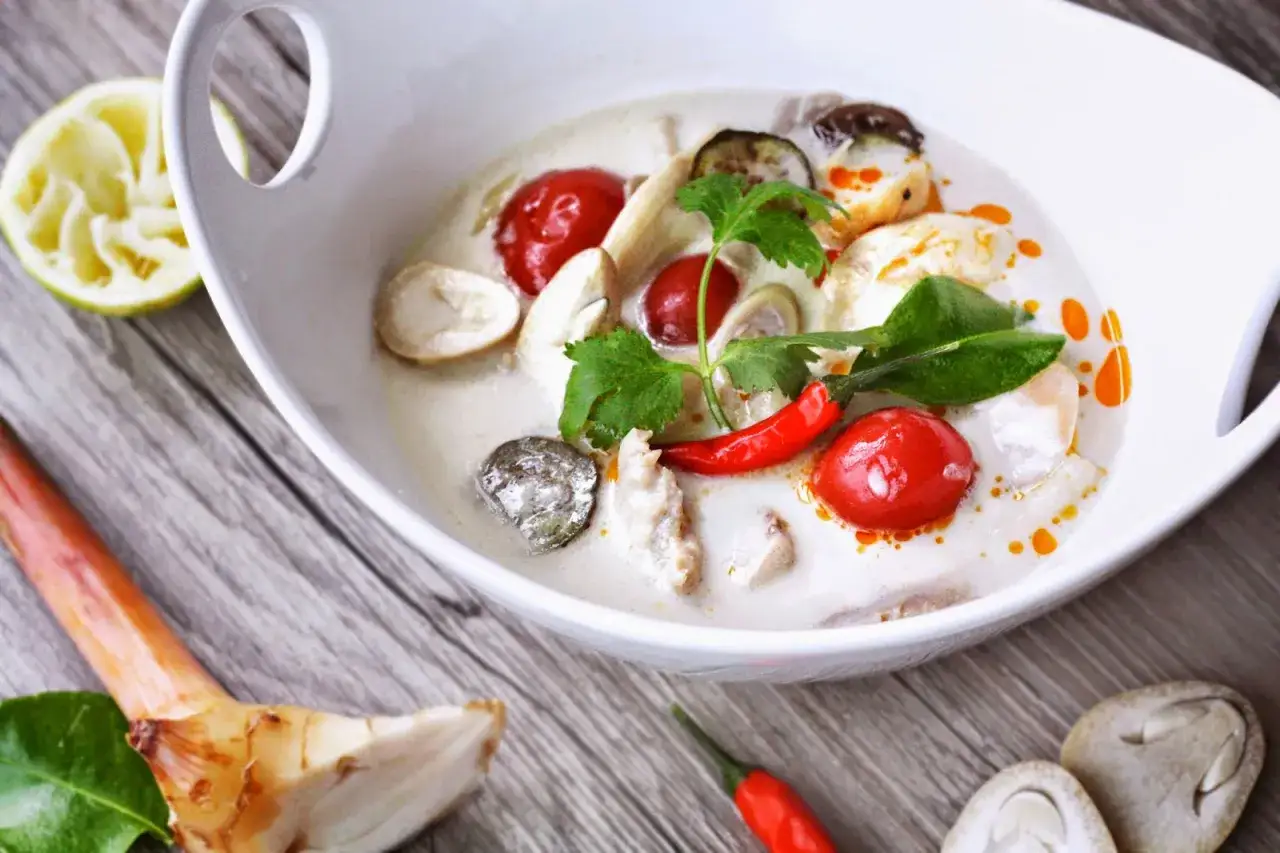 Aromatyczny tom kha z kurczakiem, grzybami i pomidorkami. Idealny przepis na rozgrzewającą zupę.
