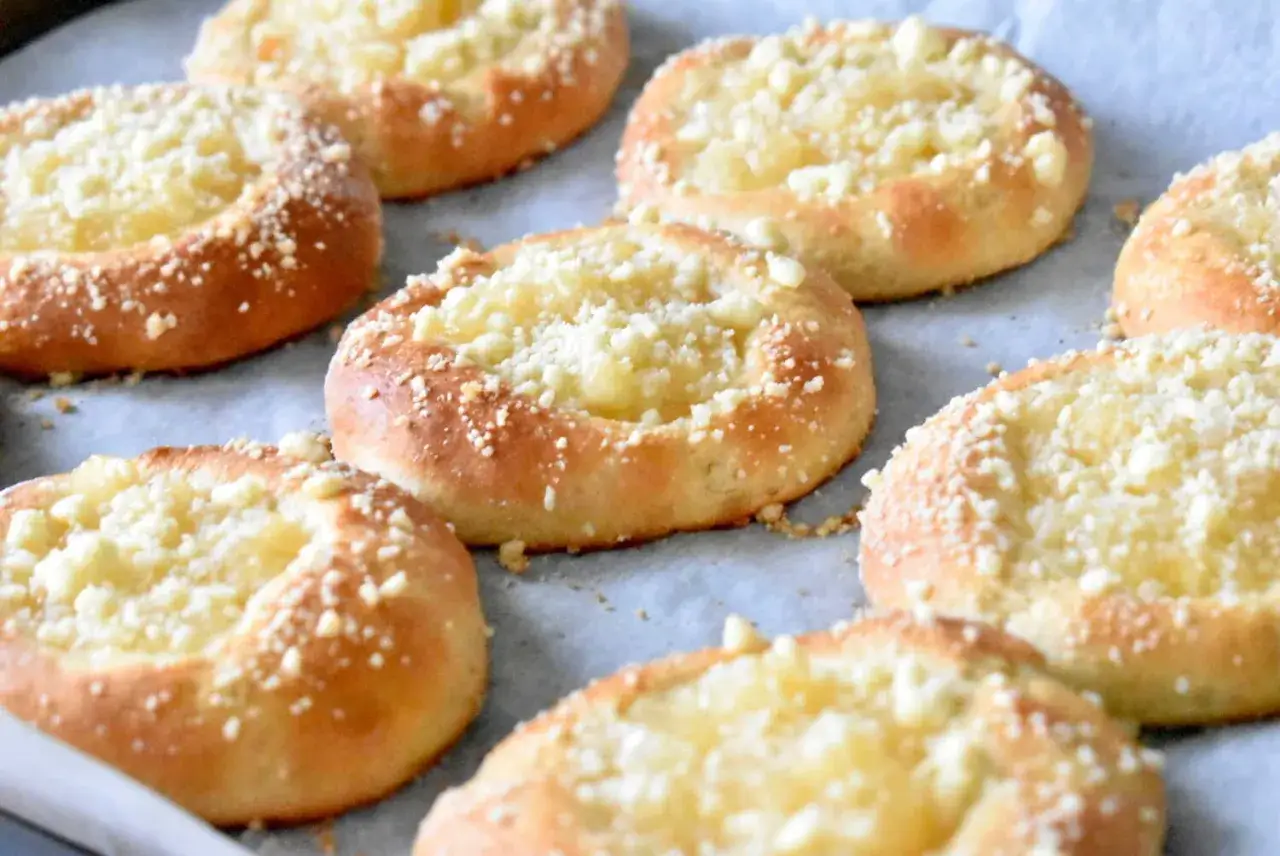 Pyszne, świeżo upieczone drożdżówki z jabłkami i kruszonką, gotowe do podania.