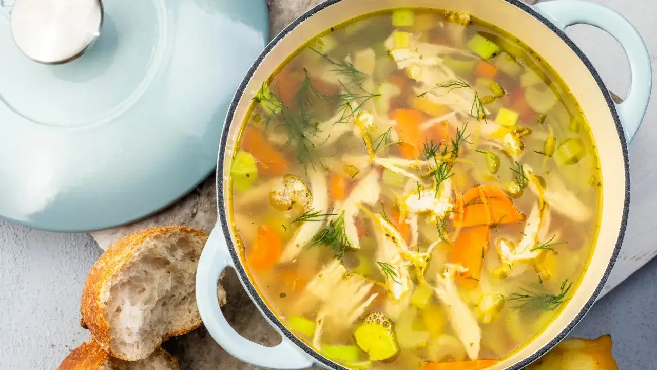 En v&auml;rmande kycklingsoppa med mor&ouml;tter, selleri och dill. Perfekt f&ouml;r ett enkelt kycklingsoppa recept.