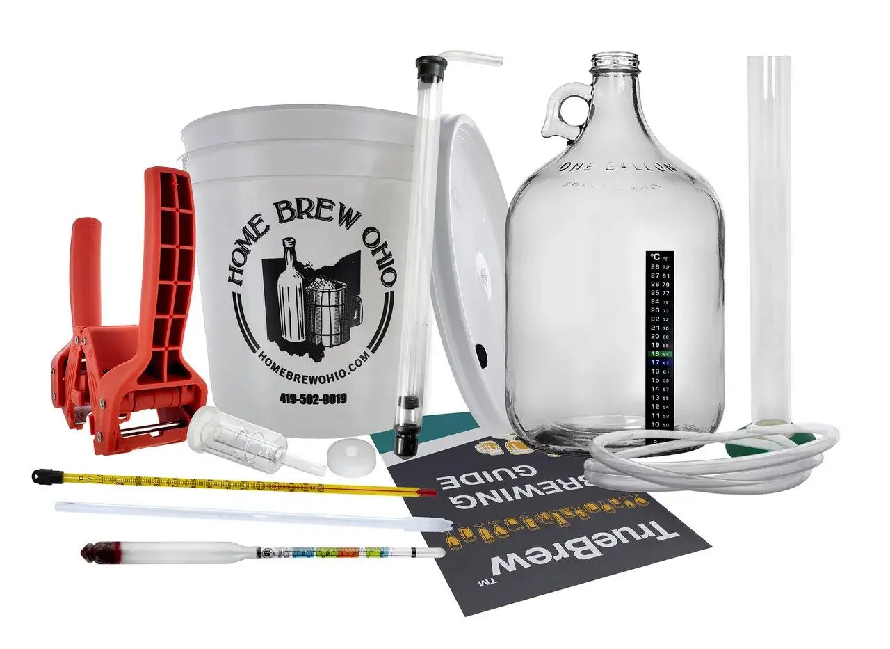 Kit de brassage artisanal : seau, bonbonne, barboteur, thermom&egrave;tre, densim&egrave;tre. Un starter est essentiel pour d&eacute;marrer la fermentation.
