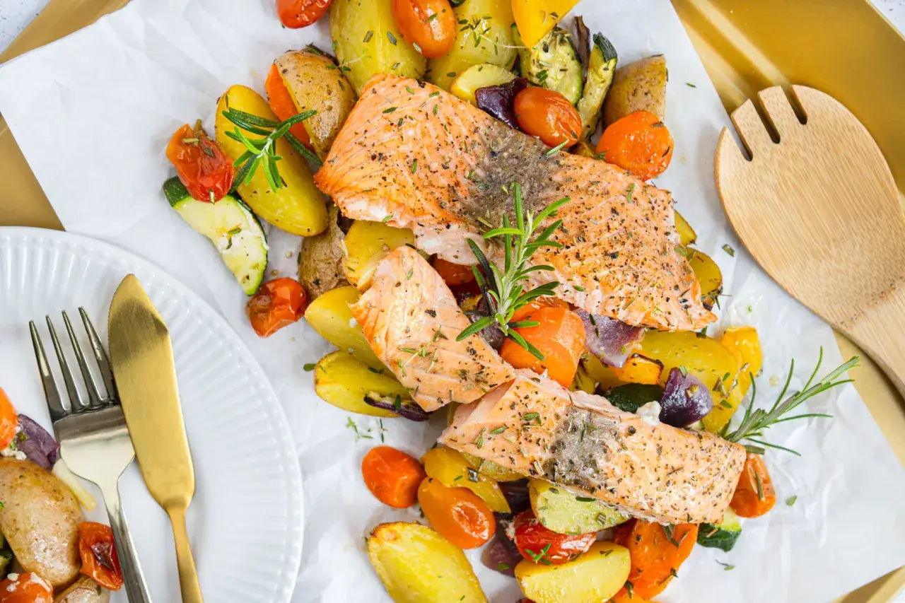 Saftiger Lachs mit knusprigen Kartoffeln und bunten Ofengem&uuml;sen, garniert mit Rosmarin. Ein k&ouml;stliches Gericht, das Lust auf mehr macht.