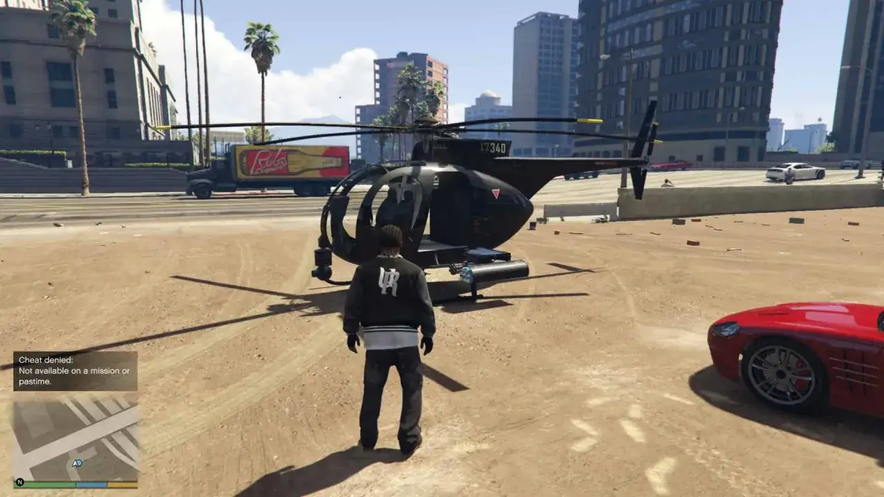 Gracz w GTA V na PS4, obok helikoptera i czerwonego auta, szuka kodów na pojazdy.